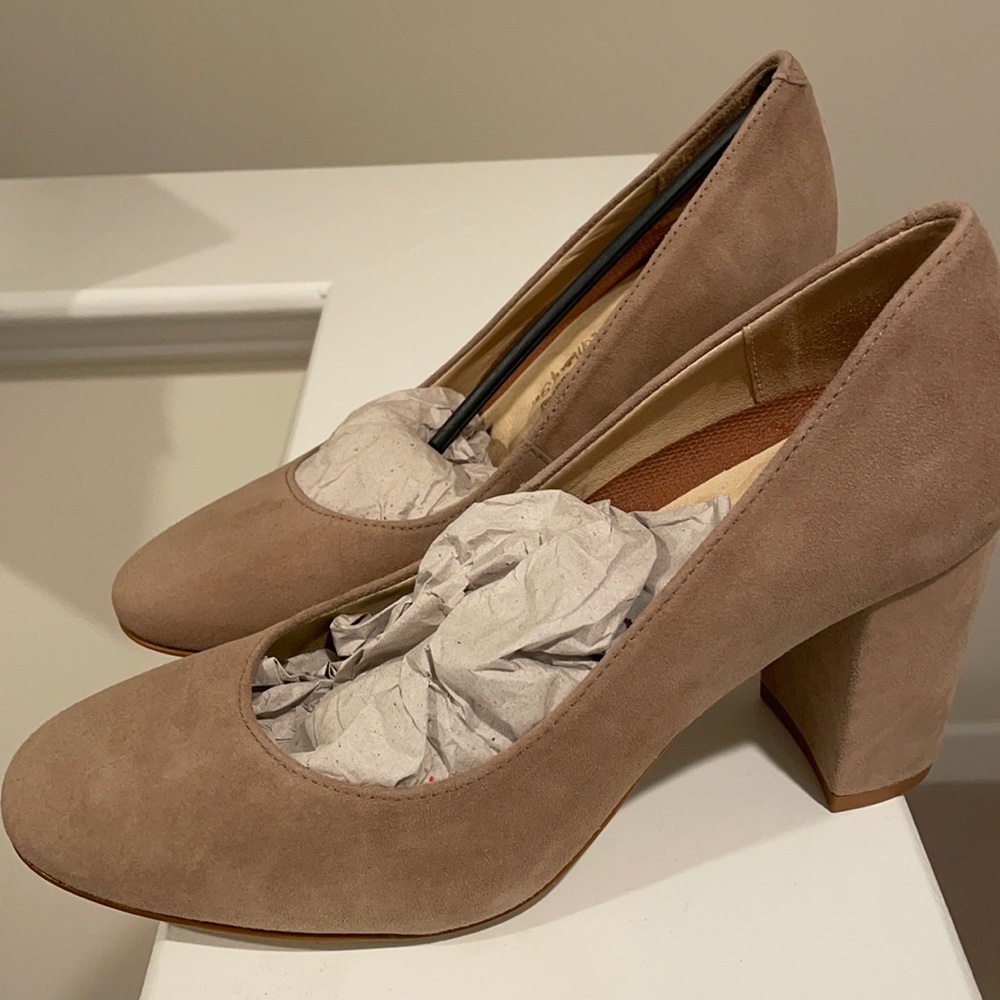 Walking Cradles tan suede. 2.5” heel. Size 8. Reposhing. Didn’t wear. Brand new.